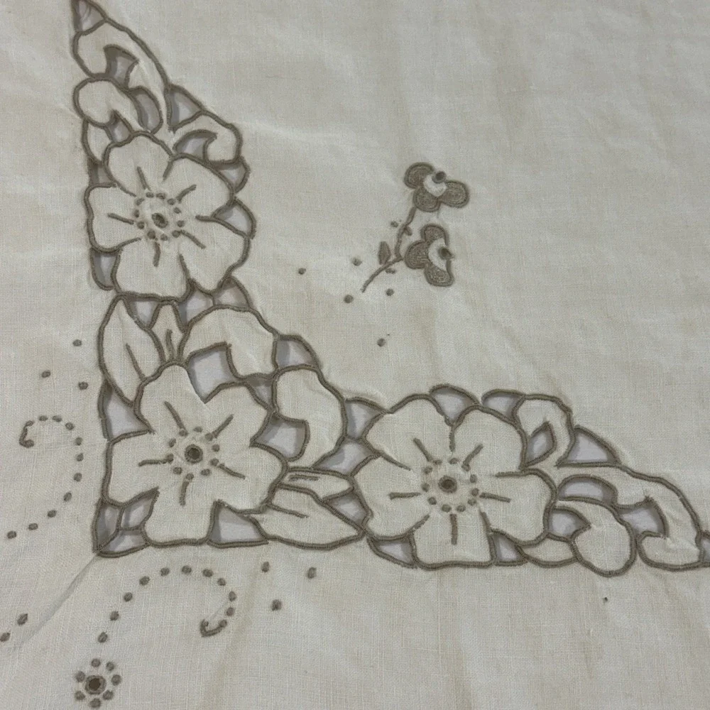 Vintage Linen Tablecloth 4 Napkins Cream Floral Cutwork Embroidery 33